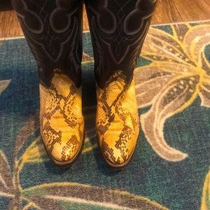 Women’s cowboy boots snakeskin vintage